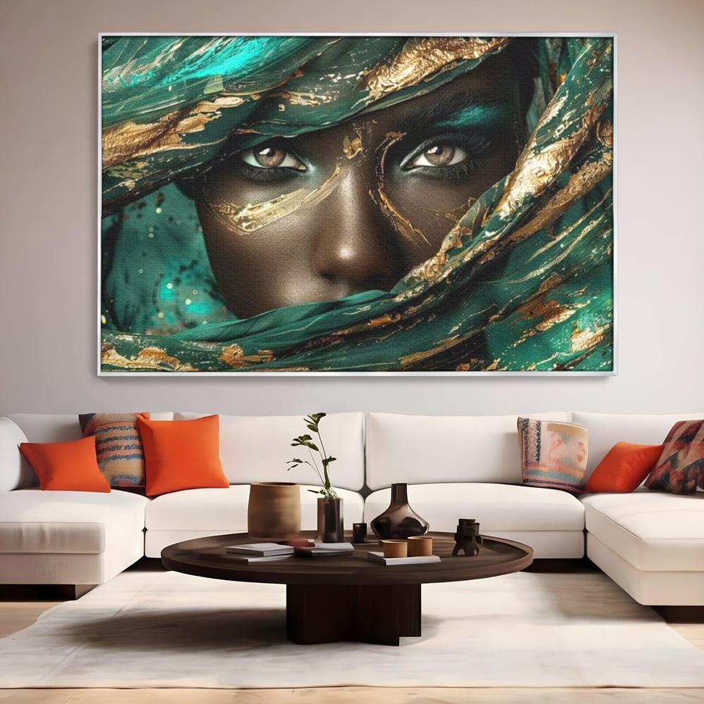 Tablou canvas cu portret artistic cu ochi caprui si tesatura verde, in rama de aluminiu argintiu, pe perete intr-un living